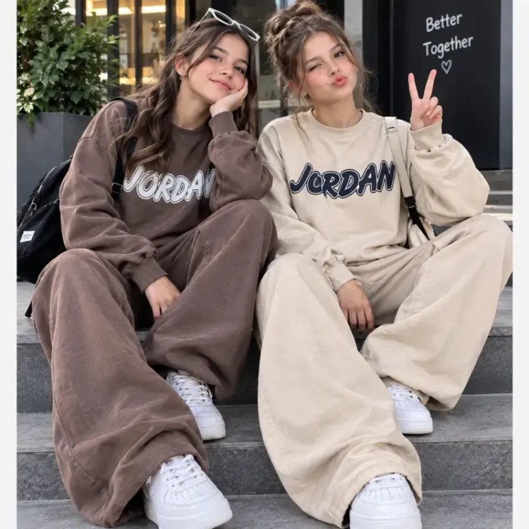 ست بلوز و شلوار دورس لاکرادار اسپرت دخترانه و پسرانه نوجوان کرم و نسکافهای